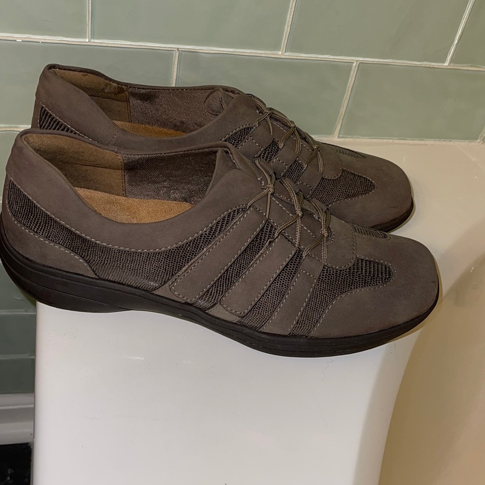 Trotter’s women shoe. Size 9.5 color taupe. Very good condition.